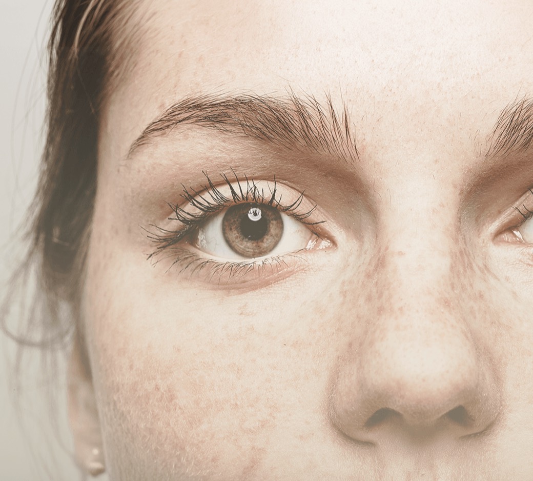 Retrato de una mujer mirando con serenidad