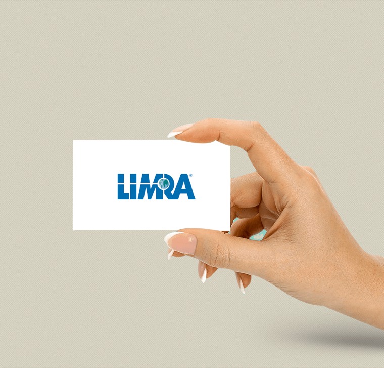 Mano sosteniendo una tarjeta de LIMRA
