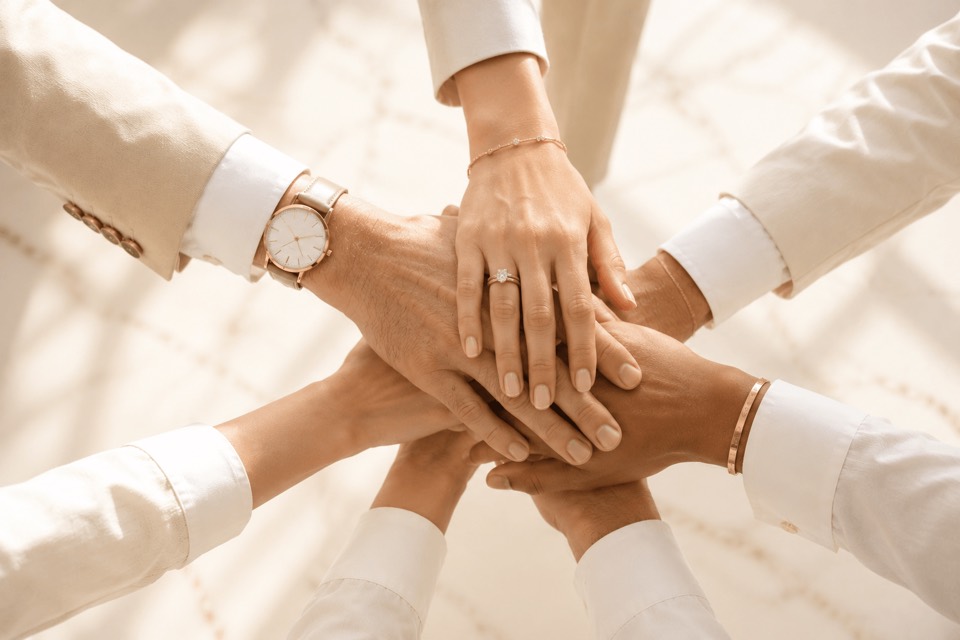 Equipo de Criner uniendo las manos