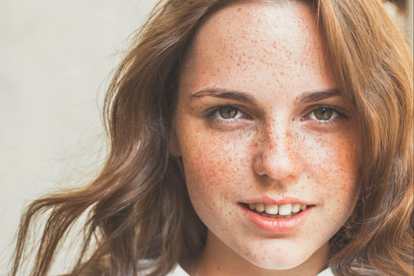 Mujer sonriendo con serenidad
